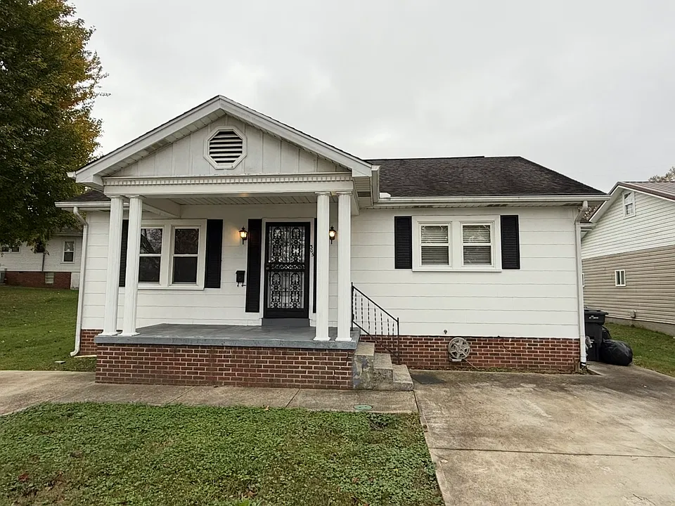 305 W 9th St