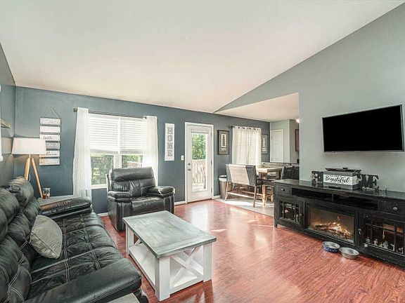 3rd image of 447 Sunnybrook Dr