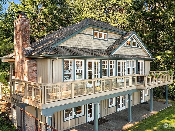 An elegant and lovely home with 3080 square feet, three bedrooms plus sleeping loft and extra family room.>