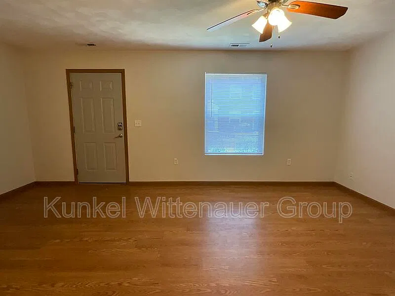 2 bed, 1.0 bath, 900 sqft, $775 — Photo 2