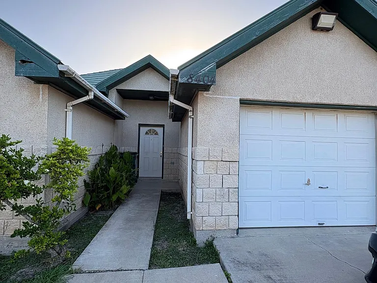 8404 Las Palmas Dr — Photo 2
