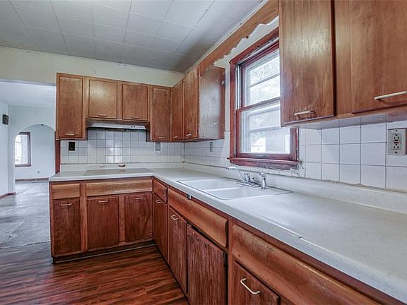 4th image of 1215 S 36th St