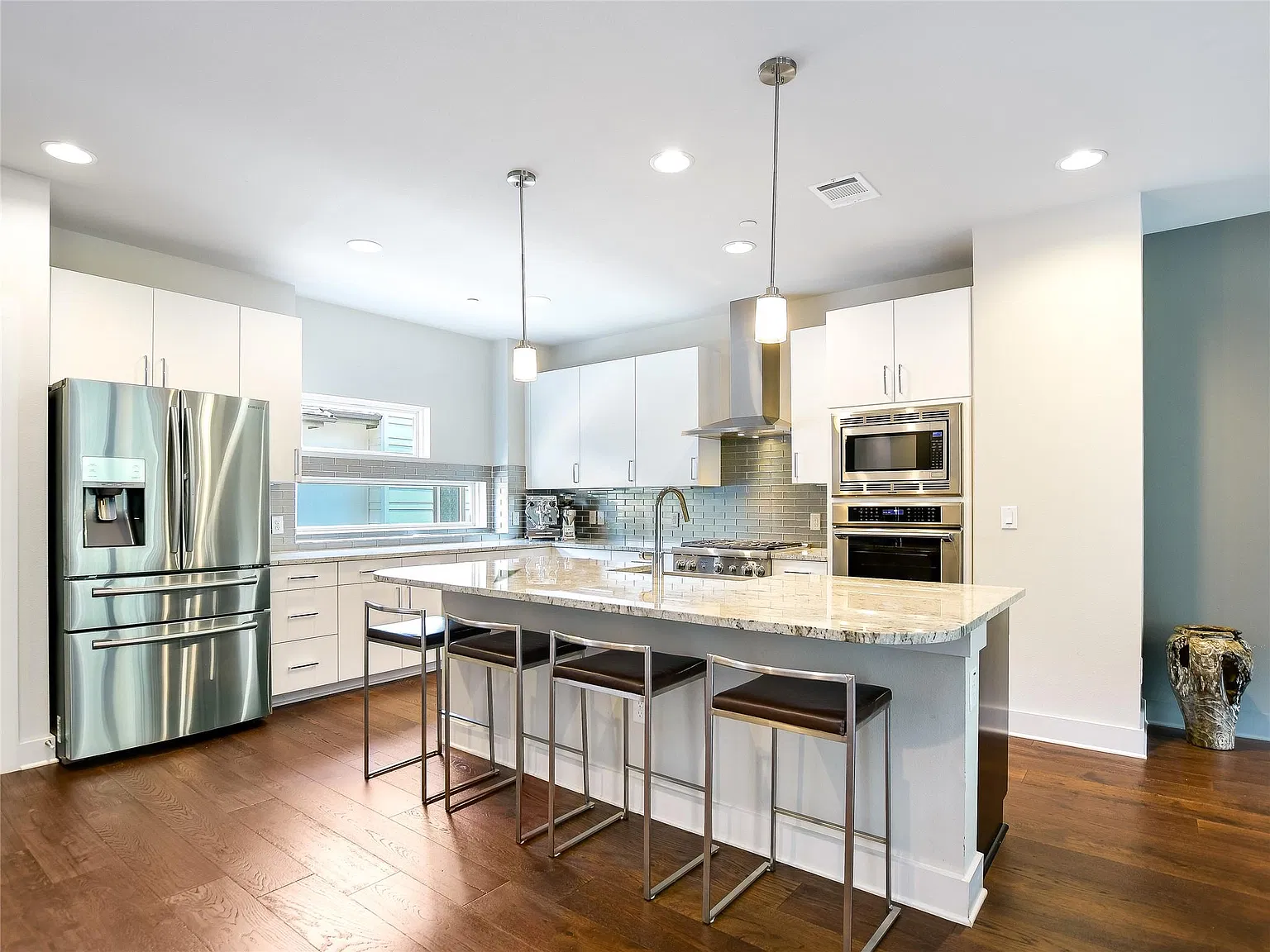 3 bed, 3.5 bath, 2112 sqft, $6,500 — Photo 3