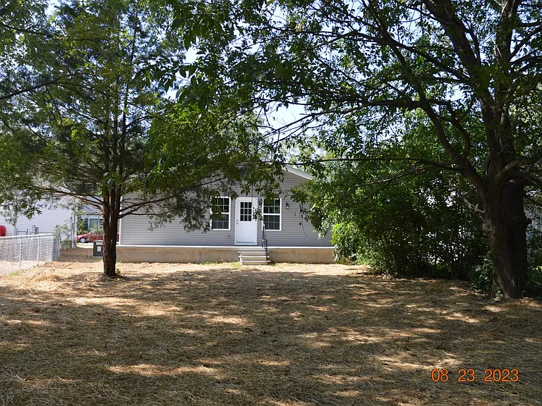 412 E Hogan St — Photo 5
