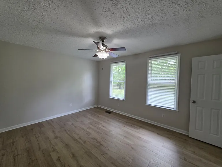307 Castlewood Dr — Photo 7