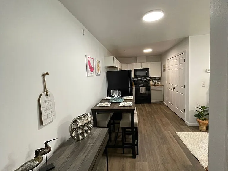 3 Bedroom 2 Bathroom Townhome — Photo 15