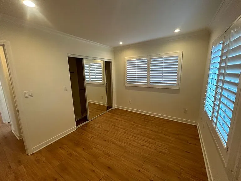 648 W Howard St — Photo 12