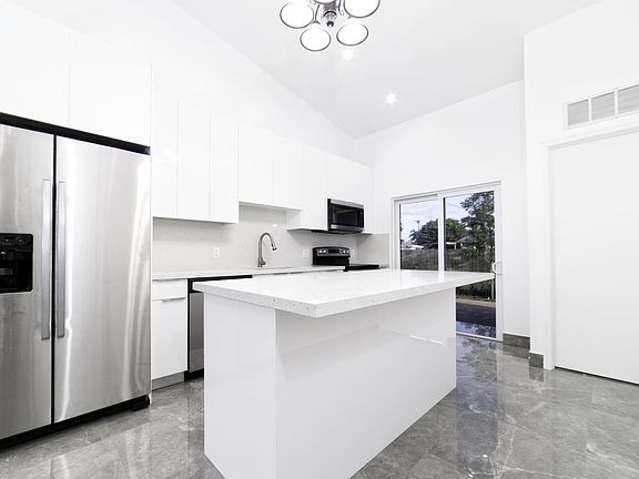 3rd image of 4070 SW 49th Ct