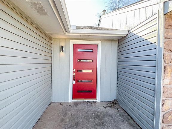 2nd image of 808 SE 13th St