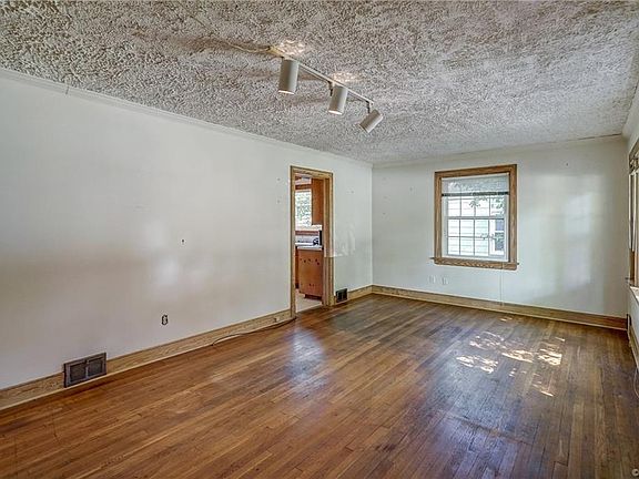 4th image of 7520 Wentworth Ave
