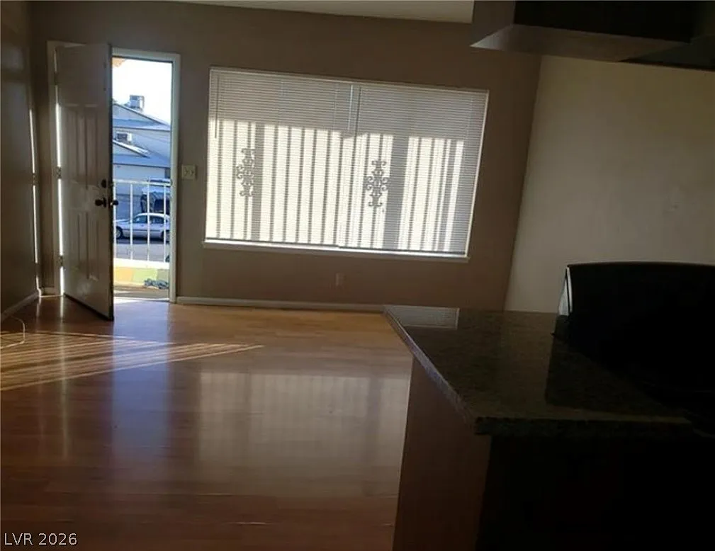 2 bed, 1.0 bath, 3084 sqft, $999 — Photo 3