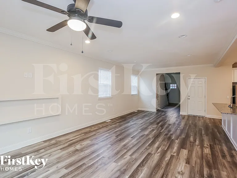 215 Parkwood Dr NW — Photo 4