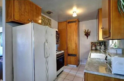 4th image of 2256 Earl St