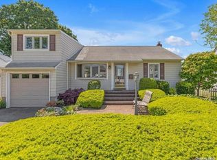 598 Heathcliff Dr, Seaford, NY 11783