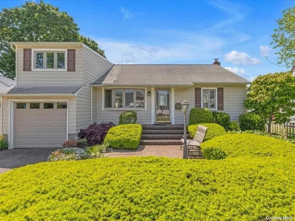 598 Heathcliff Drive, Seaford, NY 11783