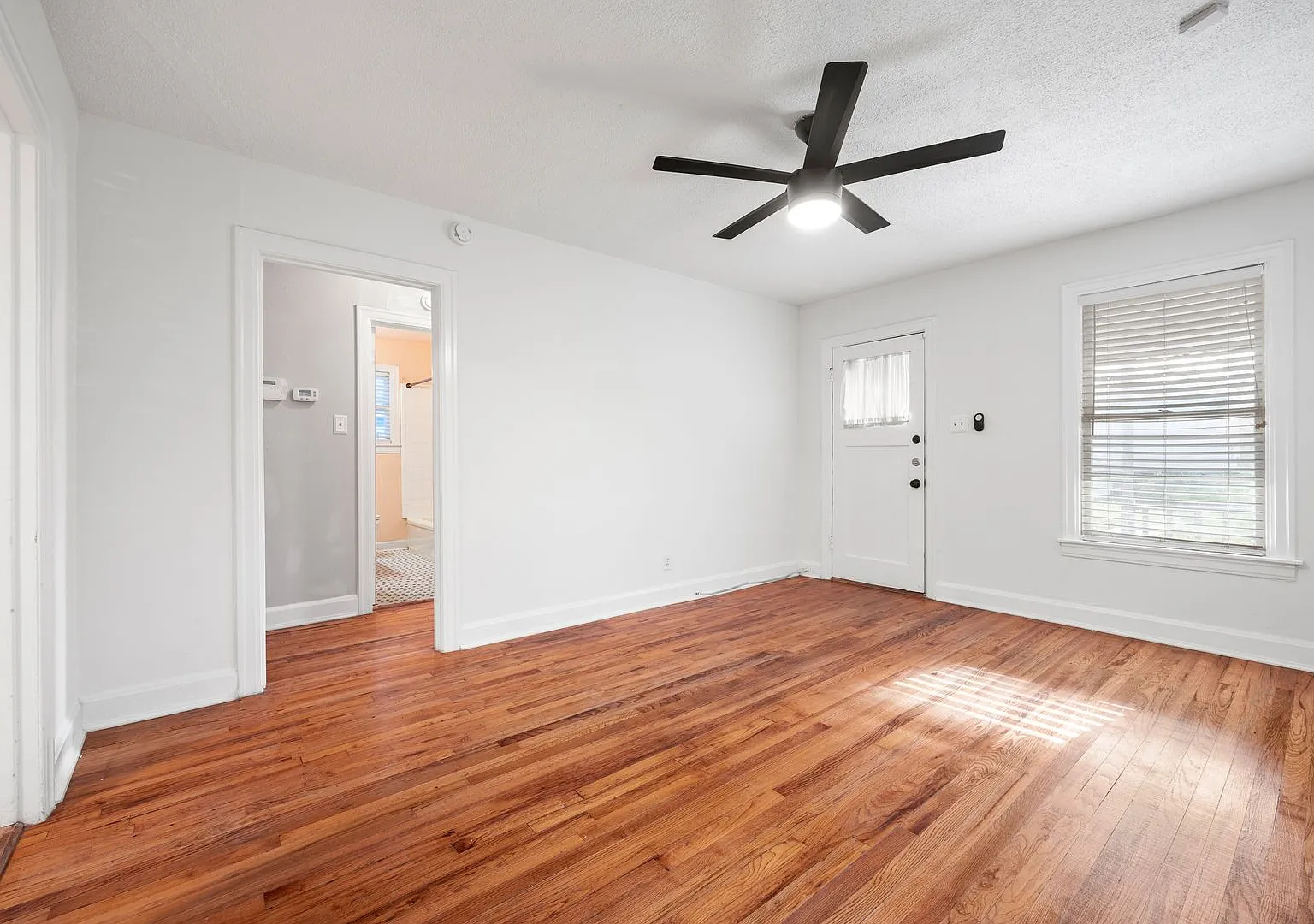 Cute two Bedroom Home in The Heart of Austin — Photo 2