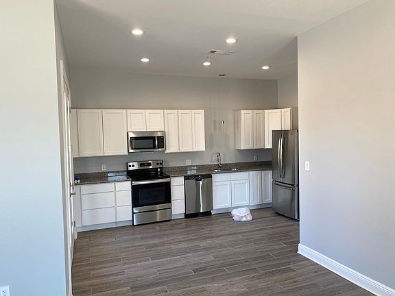 Kitchen with Granite counters, Stainless apliances and large Fridge