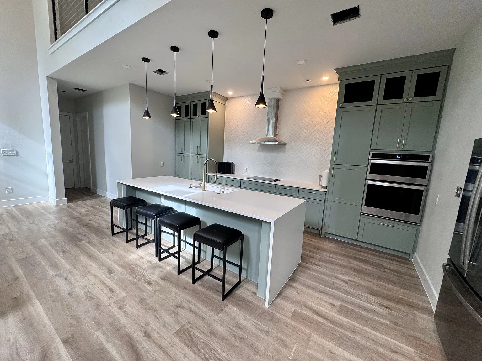 5 bed, 4000 sqft, $1,025 — Photo 2