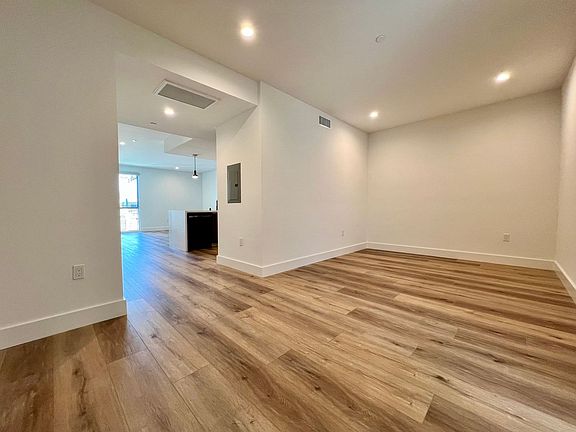 4th image of 5801 Camerford Ave #Penthouse 7