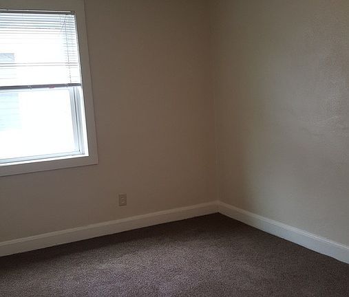 5th image of 915 Broad Ave #A