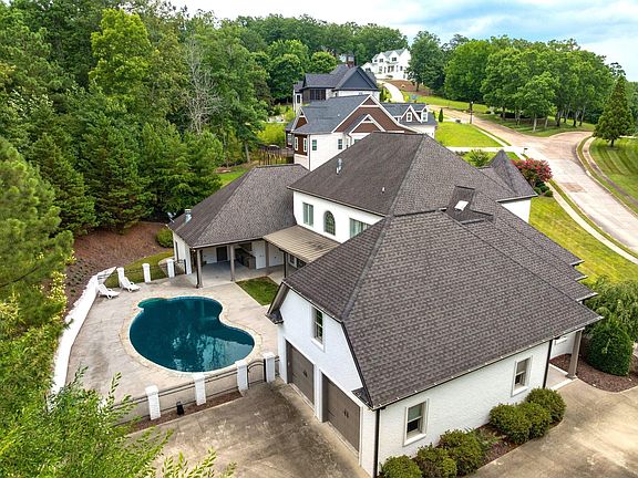 3rd image of 715 Pembridge Cir NW