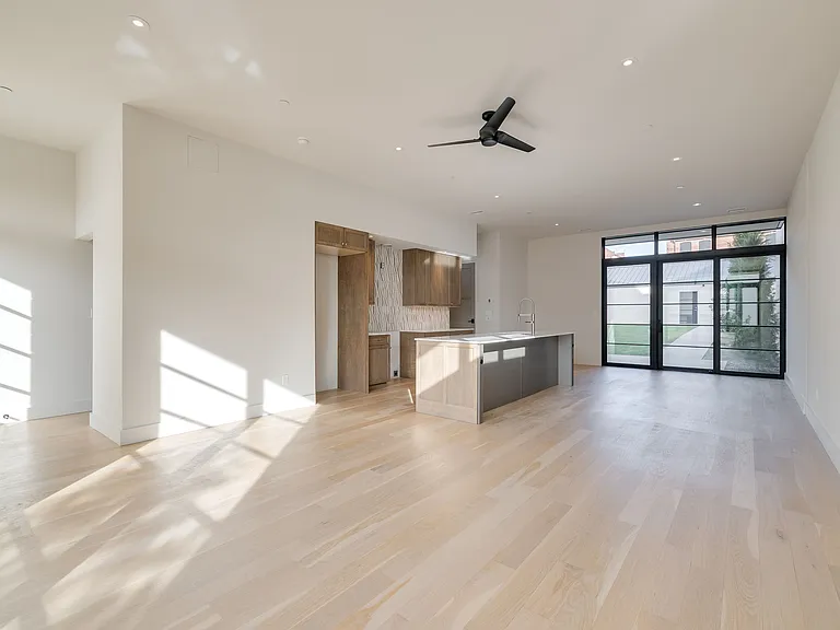 1303 N Dewey Ave — Photo 2
