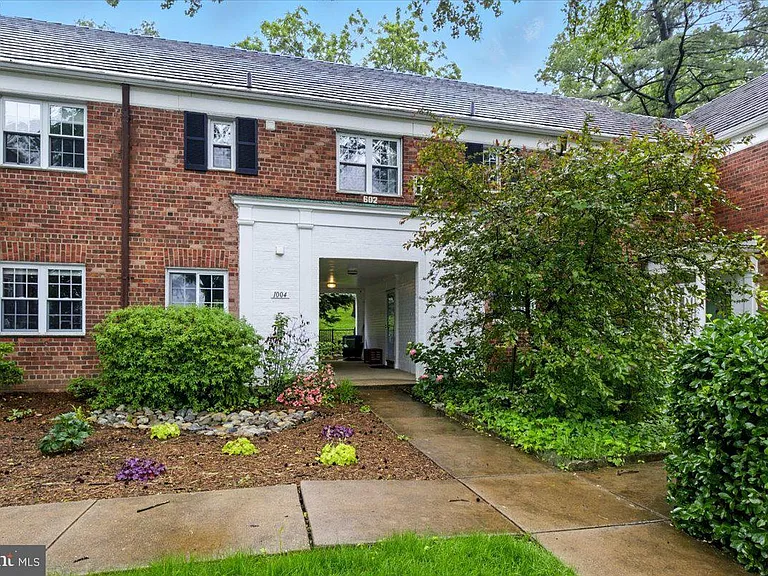 1006 Valley Dr — Photo 1