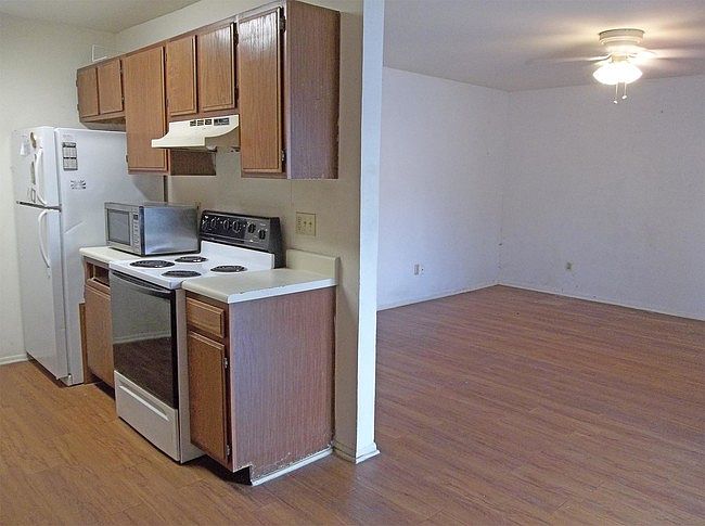 2nd image of 611 Bracewood Cir #B-1