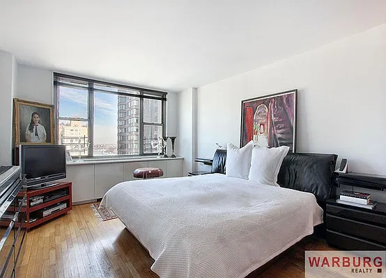 Sold by Warburg | media 30