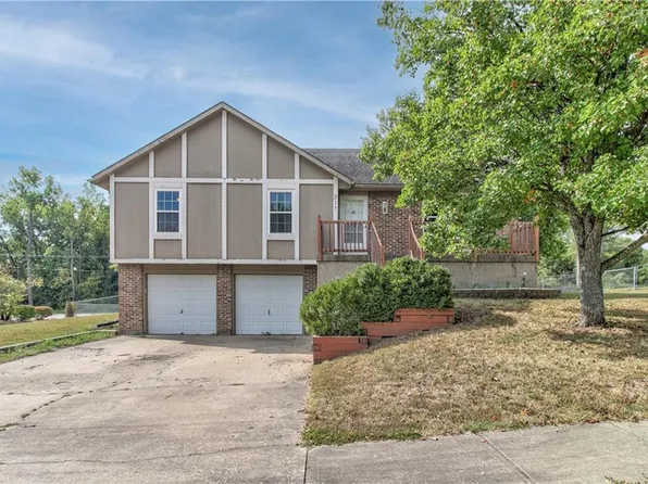 317 NE 4th Ter, Oak Grove, MO 64075