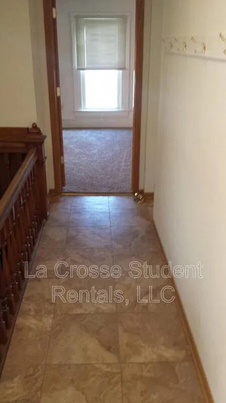 5 bed, 2.0 bath, 2500 sqft, $2,500 — Photo 2