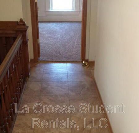 2nd image of 906 Vine St