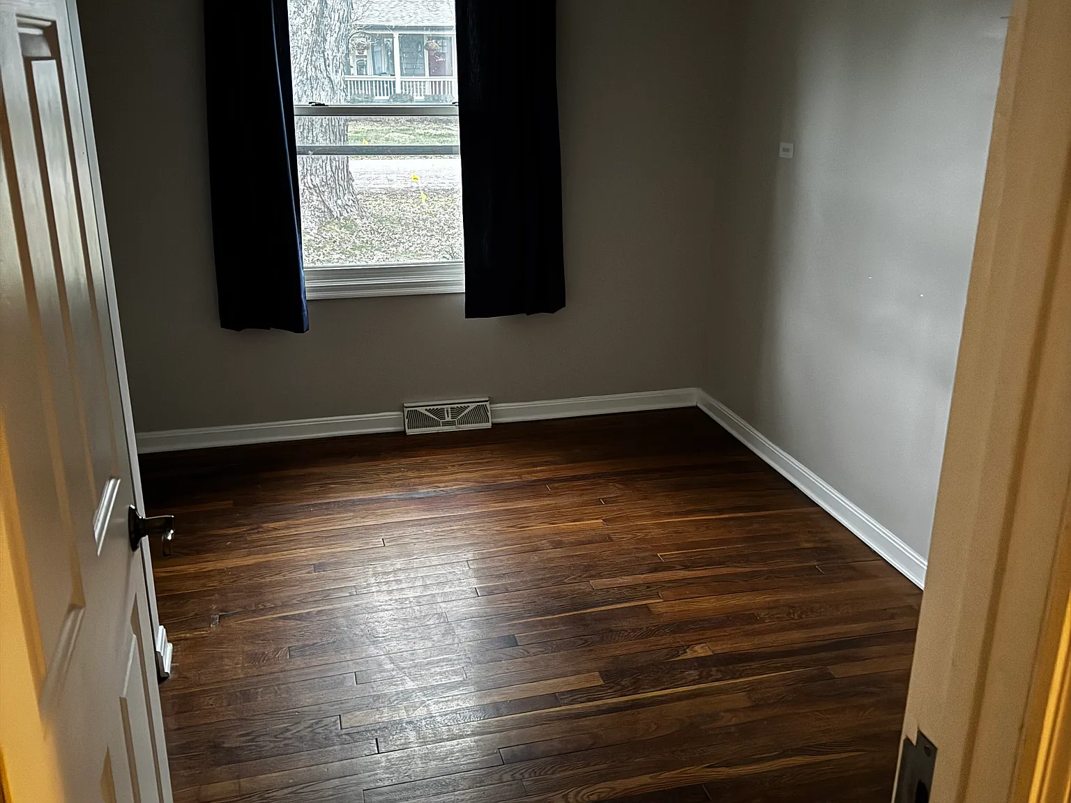 3 bed, 1100 sqft, $1,800 — Photo 2