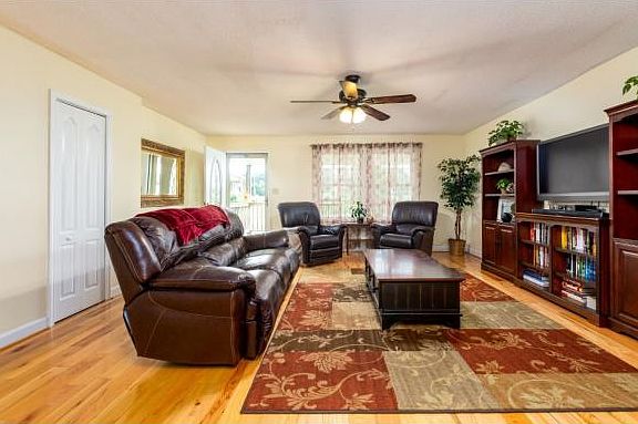 5th image of 206 Vines Dr