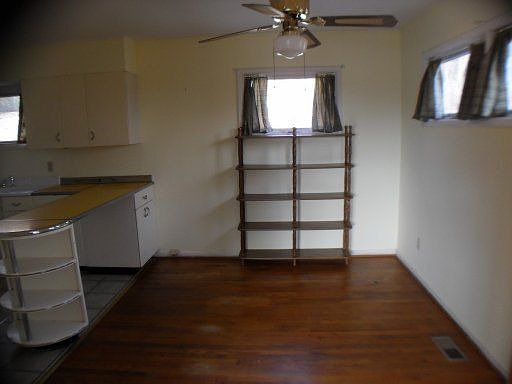 5th image of 2601 Truman Ave
