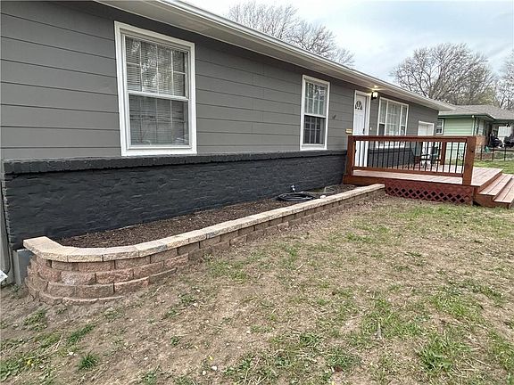 5th image of 411 SW 18th Street Ter