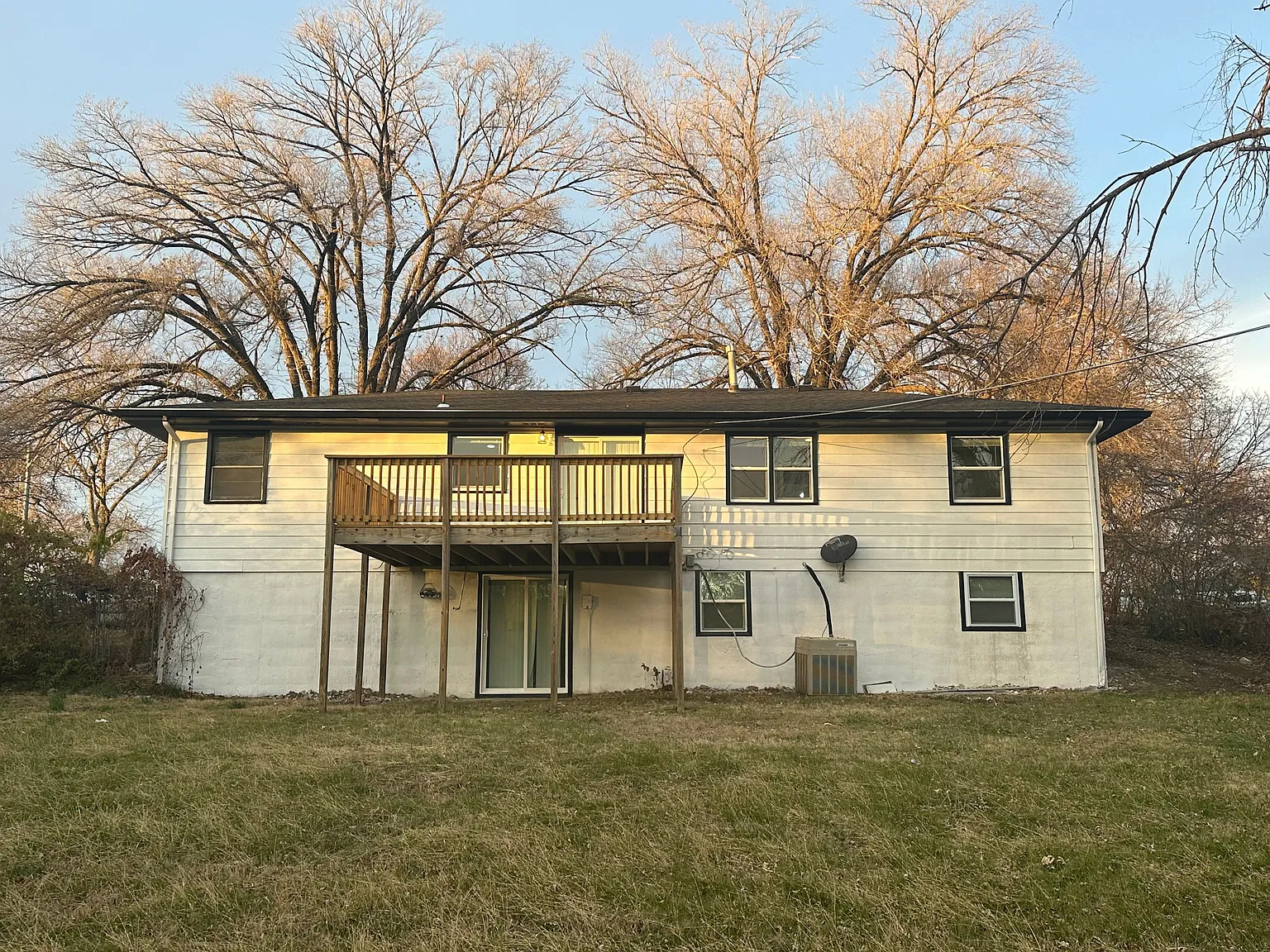 5 bed, 2.0 bath, 2000 sqft, $2,250 — Photo 2