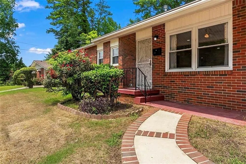 3 bed, 2.0 bath, 1668 sqft, $2,200 — Photo 3