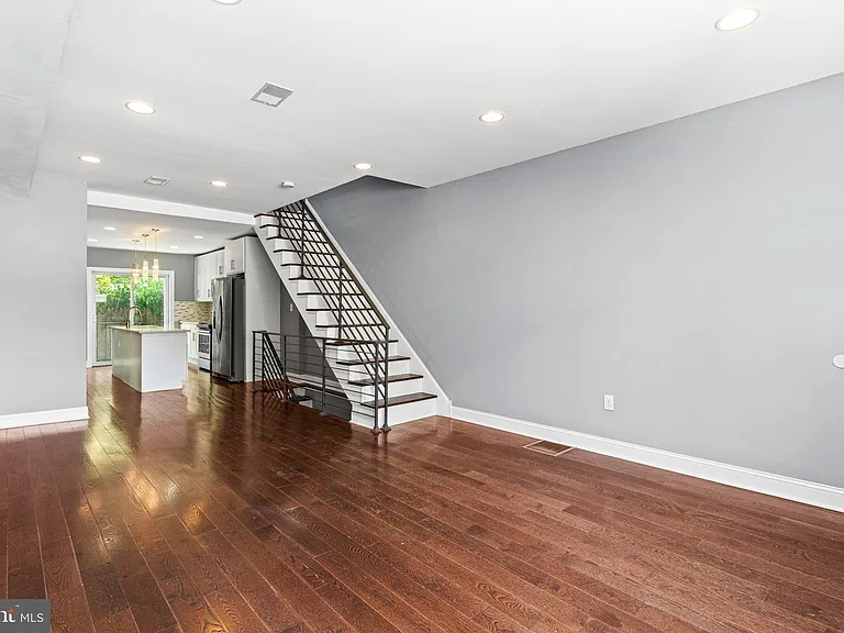 2209 E Huntingdon St — Photo 2