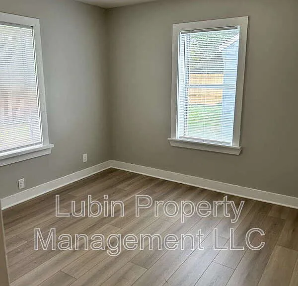 2412 Forest Ave — Photo 4
