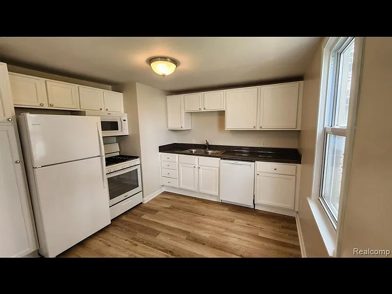 37 W Shevlin Ave — Photo 2