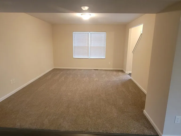 250 Delaware Dr — Photo 2