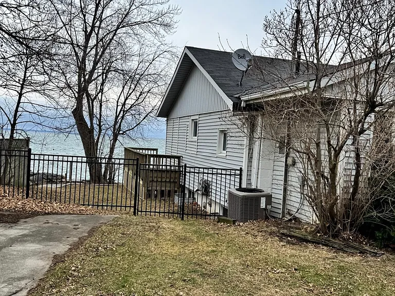 18 1/2 Lakeshore Dr — Photo 2