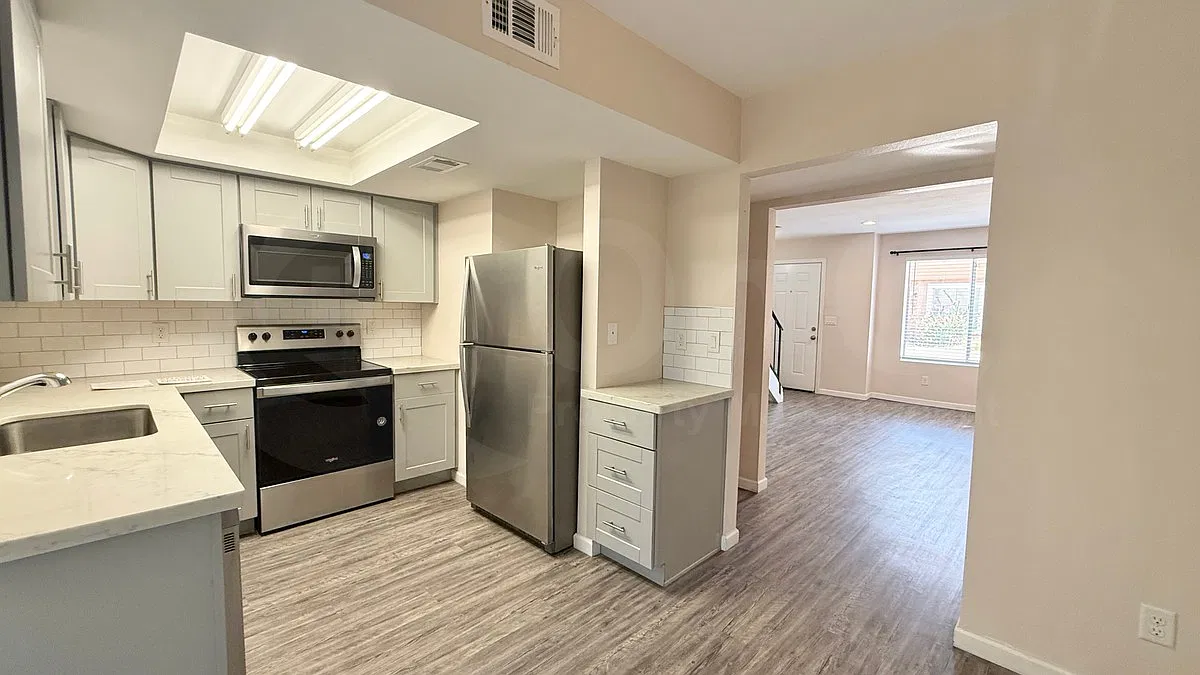 1418 E Knoll Cir — Photo 4