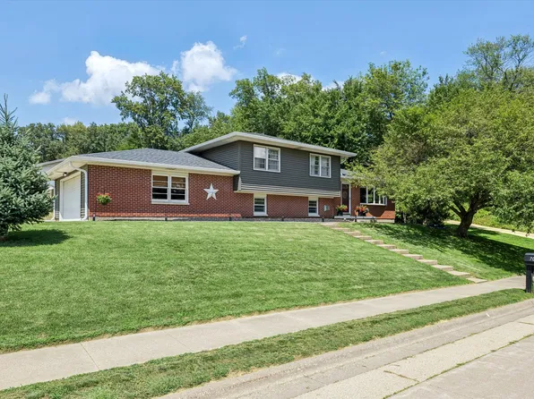 702 15th Ave NW, Clinton, IA 52732