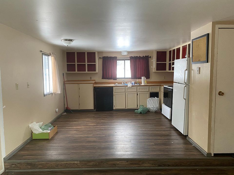 Kitchen with full stove/oven combo, dishwasher, and refrigerator