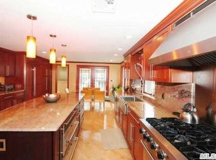 33 Summerfield Dr, Lake Grove, NY 11755