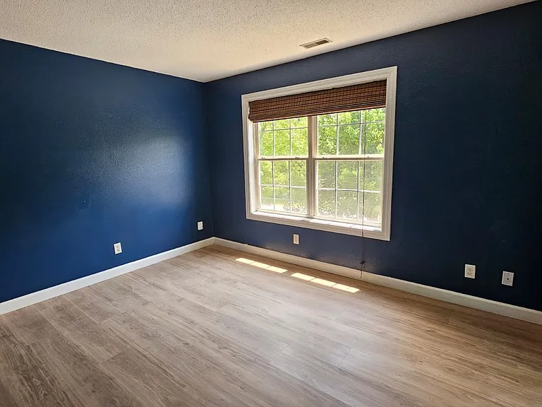 1616 W Hennessey St — Photo 3