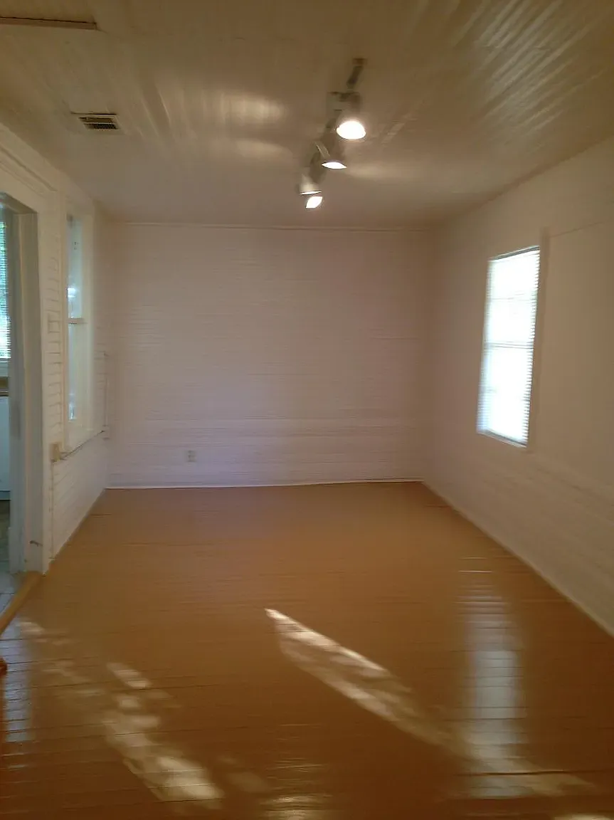 3 bed, 1300 sqft, $1,800 — Photo 2