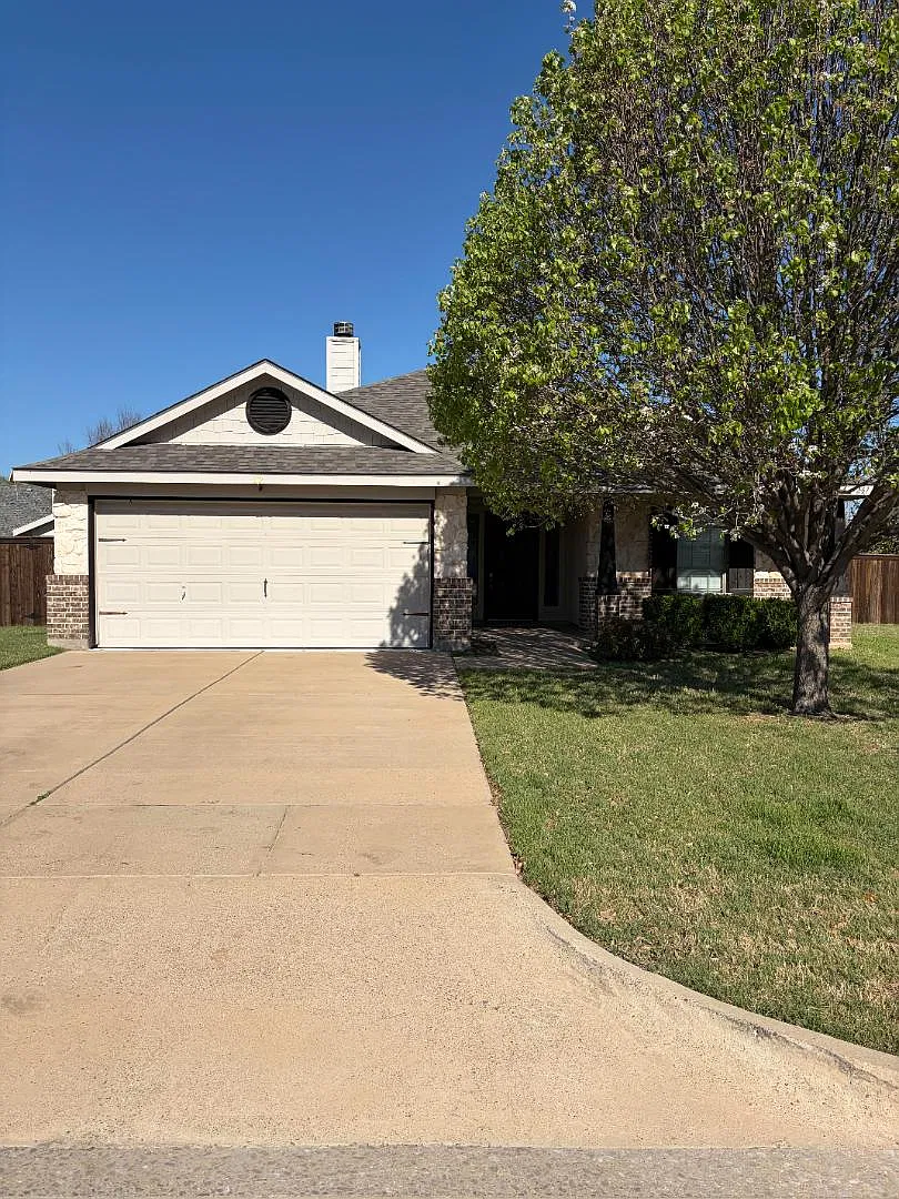 237 Whispering Dell Ln — Photo 1